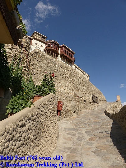 T11_Baltit Fort (765 years old).jpg wird geladen