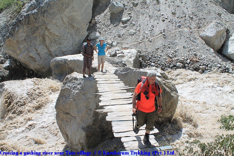 T1_Crossing a gashing river near Tato village.jpg wird geladen