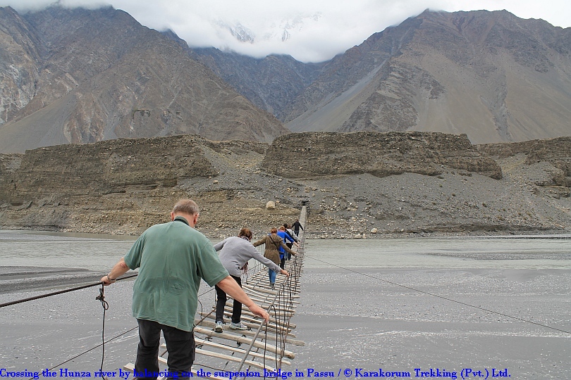 T2_Crossing the Hunza river by balancing on the suspenion bridge in Passu.jpg wird geladen