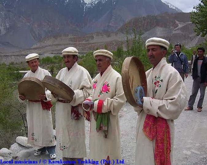 T2_Local musicians.jpg wird geladen