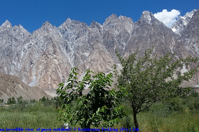 T2_an incredible view  of passu cathidral.jpg wird geladen