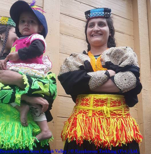 T3_Beautiful ladies from Kalash Valley.jpg wird geladen