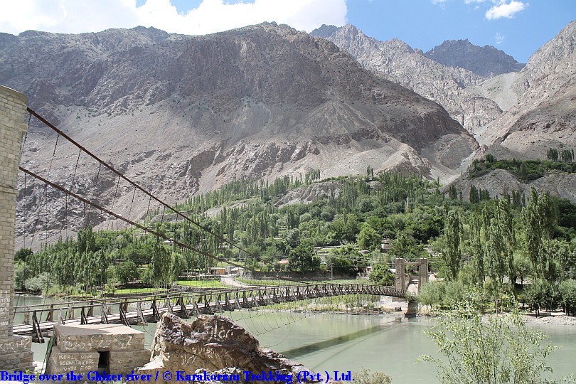 T4_Bridge over the Ghizer river.jpg wird geladen