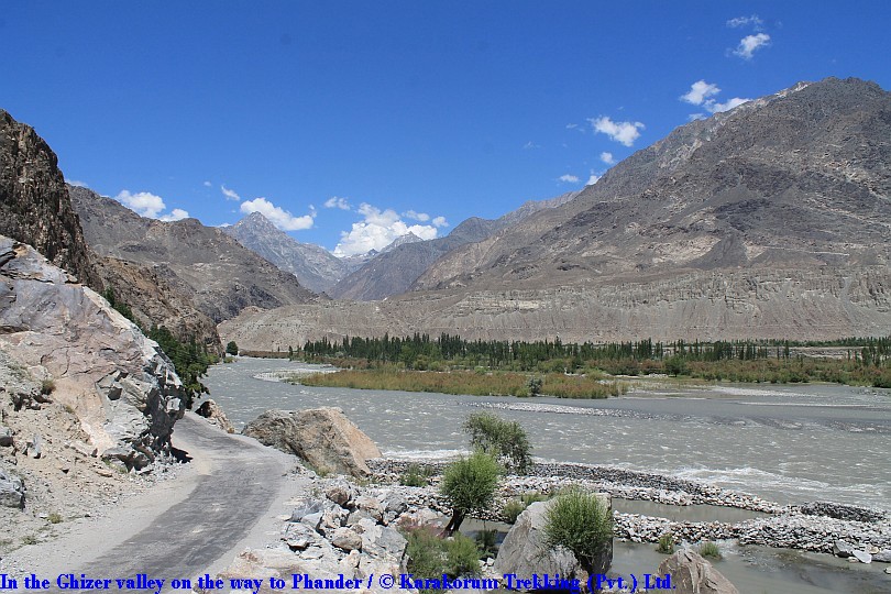 T4_In the Ghizer valley on the way to Phander.jpg wird geladen