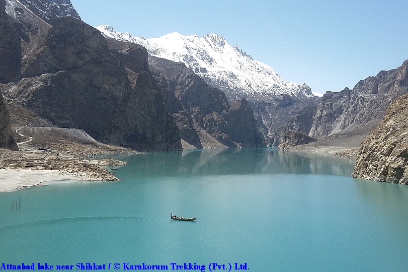 T6_Attaabad lake near Shihkat.jpg wird geladen