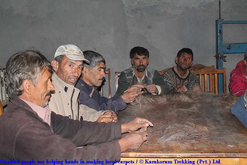 T7_Disabled people are helping hands in making local carpets.jpg wird geladen