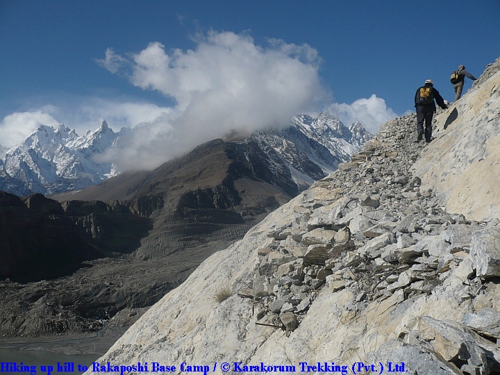 T7_Hiking up hill to Rakaposhi Base Camp.jpg wird geladen
