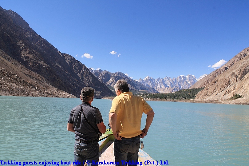 T7_Trekking guests enjoying boat ride.jpg wird geladen