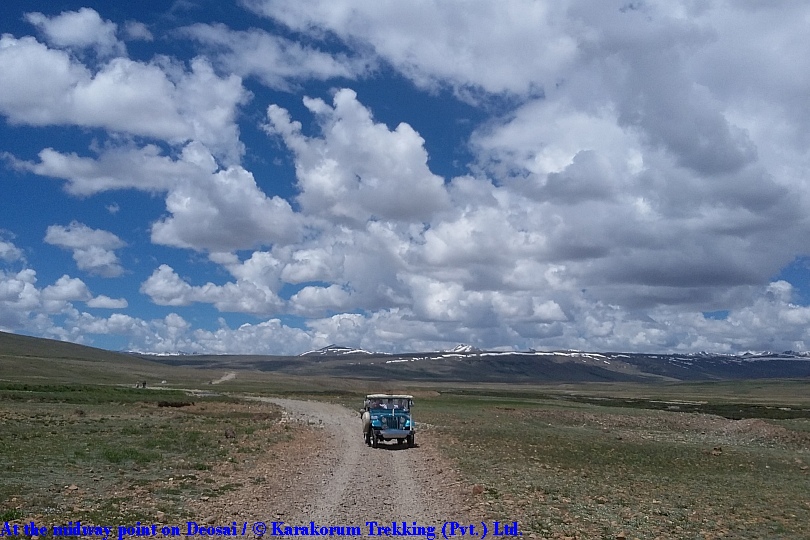 T8_At the midway point on Deosai.jpg wird geladen