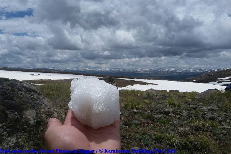 T8_First snow on the Deosai Plateau in August.jpg wird geladen