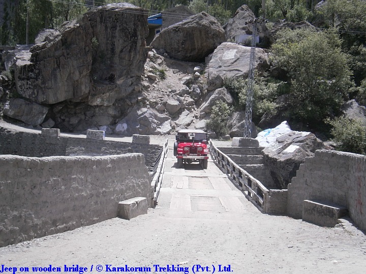 T9_Jeep on wooden bridge.jpg wird geladen