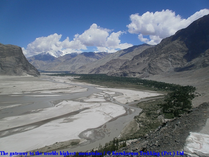 T9_The gateway to the worlds highest  mountains.jpg wird geladen